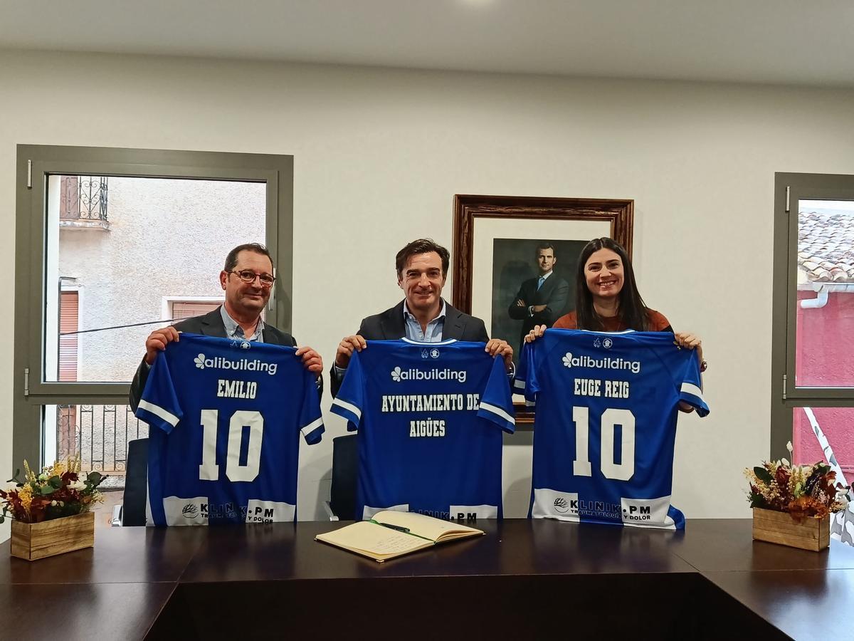 Carlos Parodi (centro) en el acto de presentación del acuerdo junto al alcalde (izquierda) y la concejala de Turismo y Desarrollo Local (derecha) de Aigües