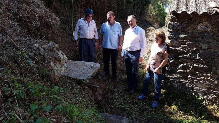 El alcalde cruceño, Jesús Otero, visitó ayer a los afectados por el pozo abierto en Camanzo.