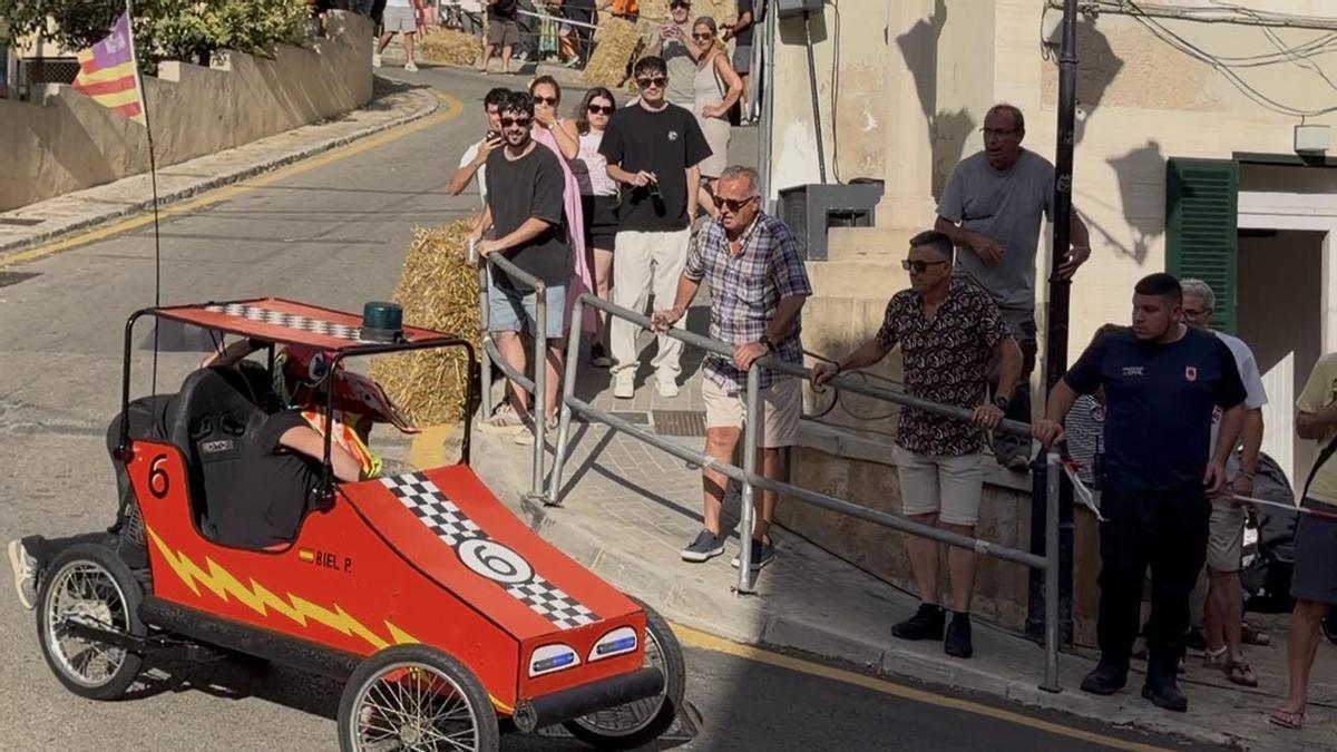 La Devallada de Carretons de las Festes de Sant Pere 2026 volvió a llenar de emoción las calles de Andratx con la participación de 13 vehículos artesanales, algunos llegados desde diferentes puntos de Mallorca