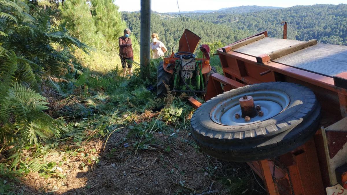 Tractor y remolque volcados en Camanzo. // FdV