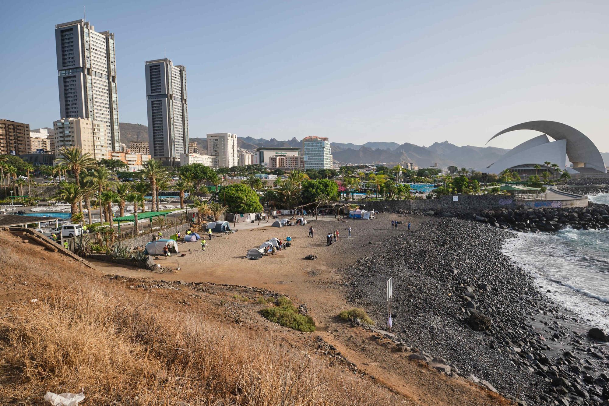 Retirada de casetas y enseres en la playa de la trasera del Parque Marítimo