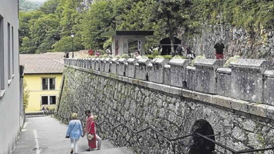 La muerte del niño que cayó en Covadonga conmociona al principado