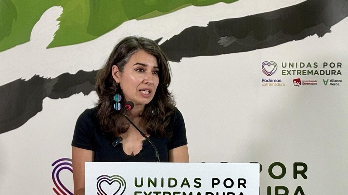 La portavoz de Unidas por Extremadura, Irene de Miguel, ofrece una rueda de prensa.