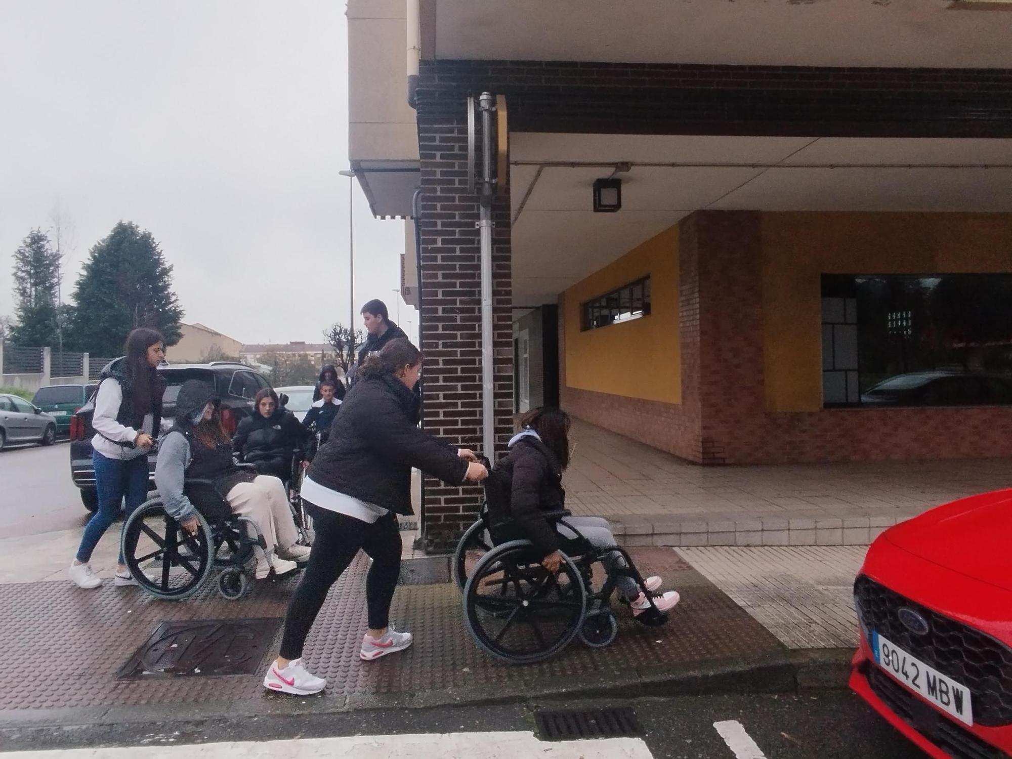 Así fue el paseo en silla de ruedas de los estudiantes del IES de Llanera