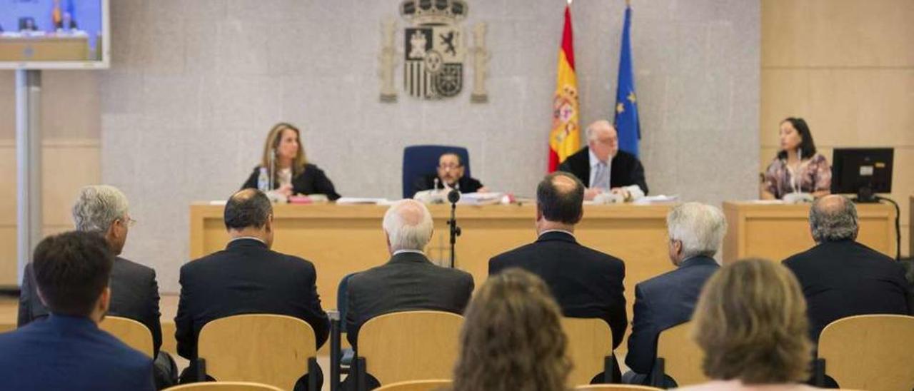 Los seis acusados, frente a los tres miembros del tribunal que los juzgó en la Audiencia Nacional. // Fernando Villar