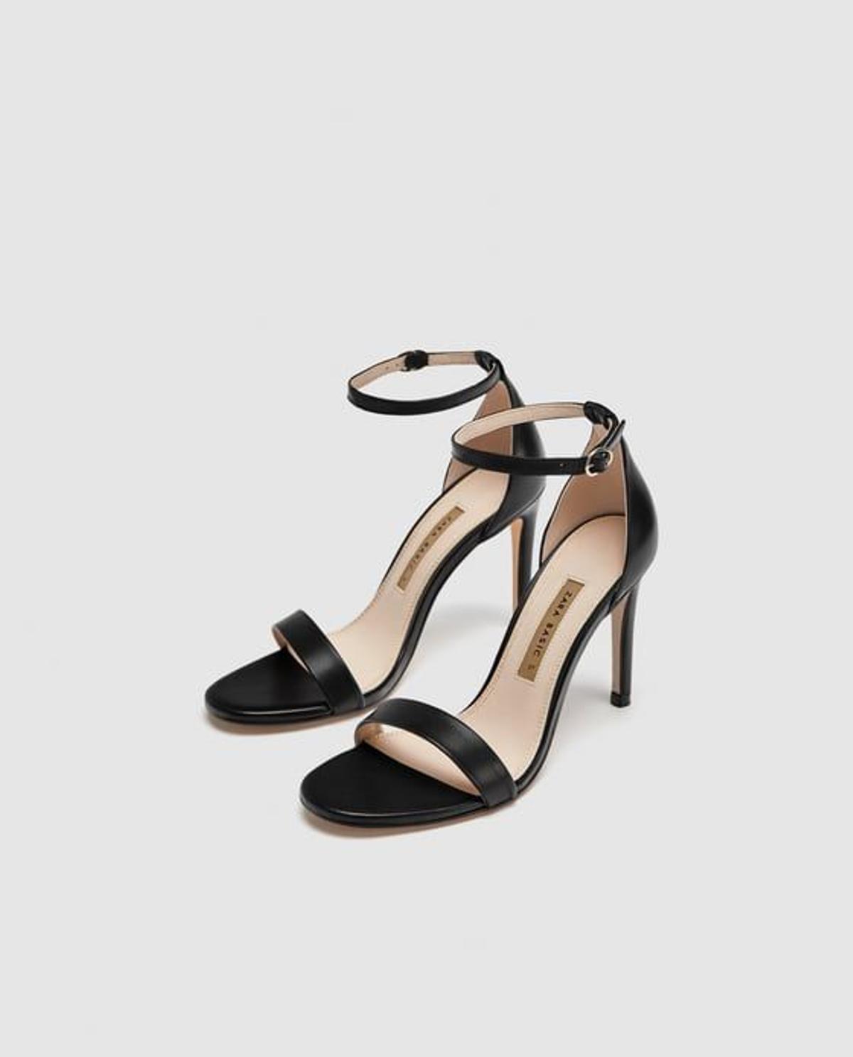 Sandalias negras en piel de Zara. (Precio: 39, 95 euros)