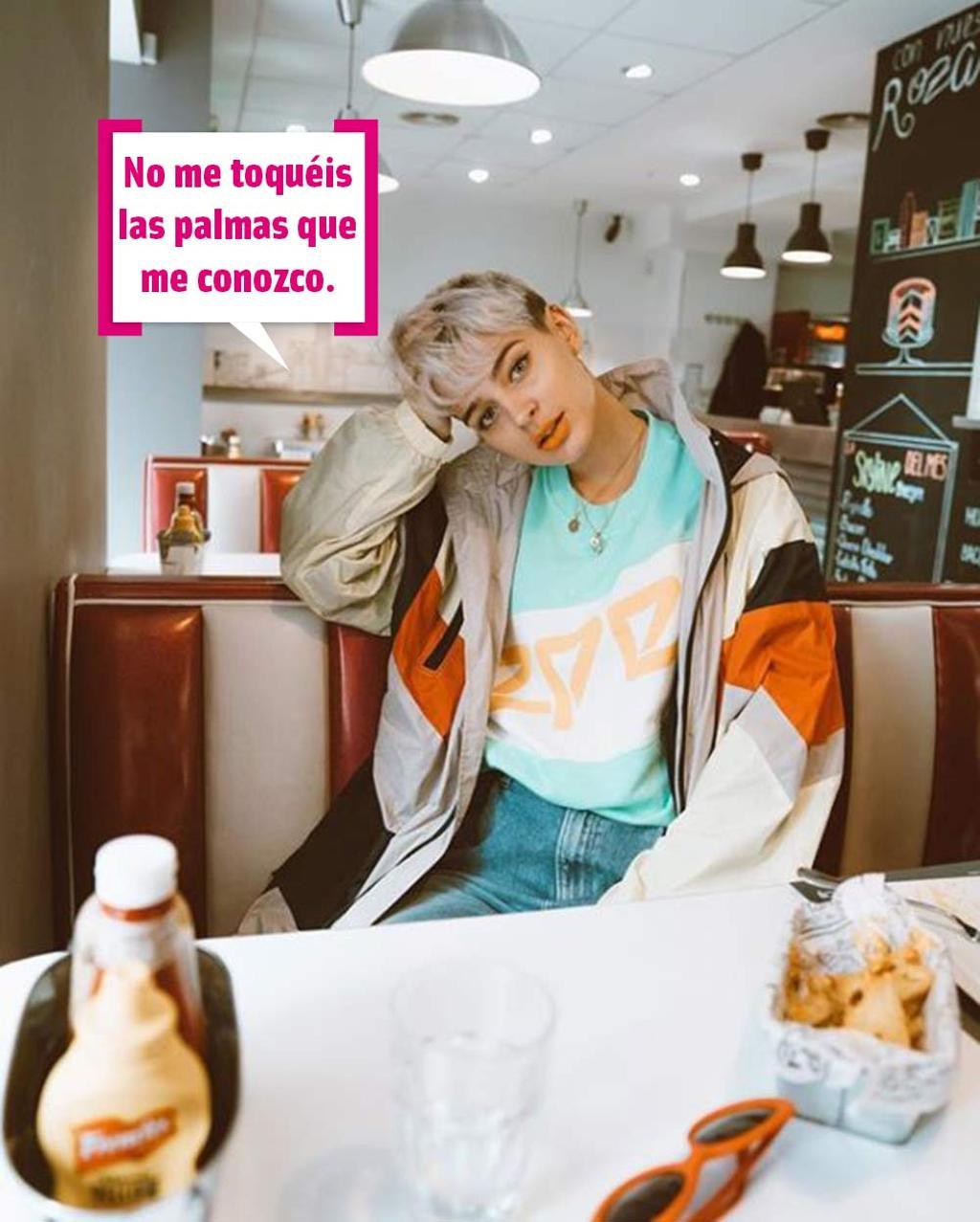 Laura Escanes en una foto en una cafetería posando