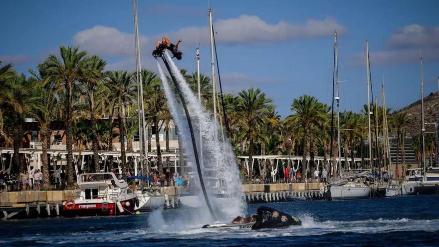 La deportista ibicenca Clara Muñoz, en plena acrobacia durante la competición europea celebrada en aguas de Cartagena.