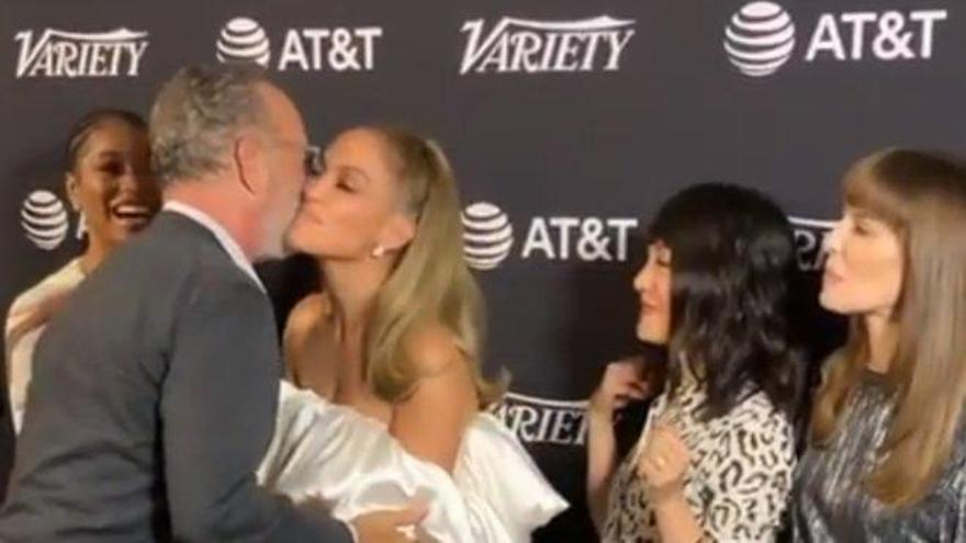 El extraño gesto de Tom Hanks tras besar a Jennifer Lopez