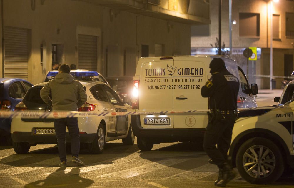 Hallan a un hombre asesinado a puñaladas y golpes a la puerta de su casa en Llíria