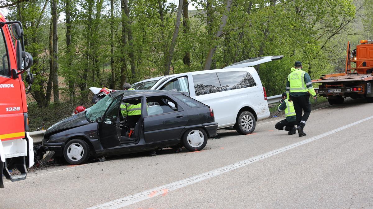 Cuerpos de seguridad en la lugar del accidente.