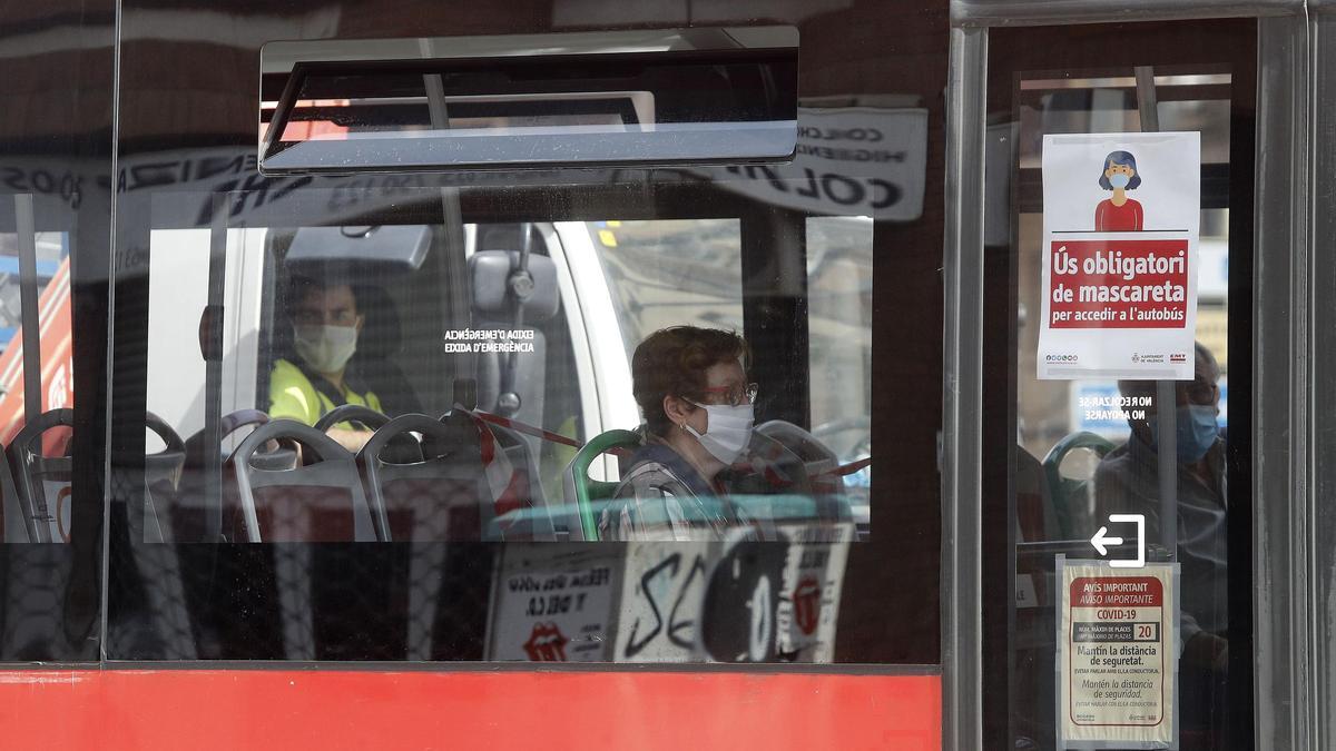 La Generalitat demana als viatgers no interactuar ni parlar per telèfon en el transport públic