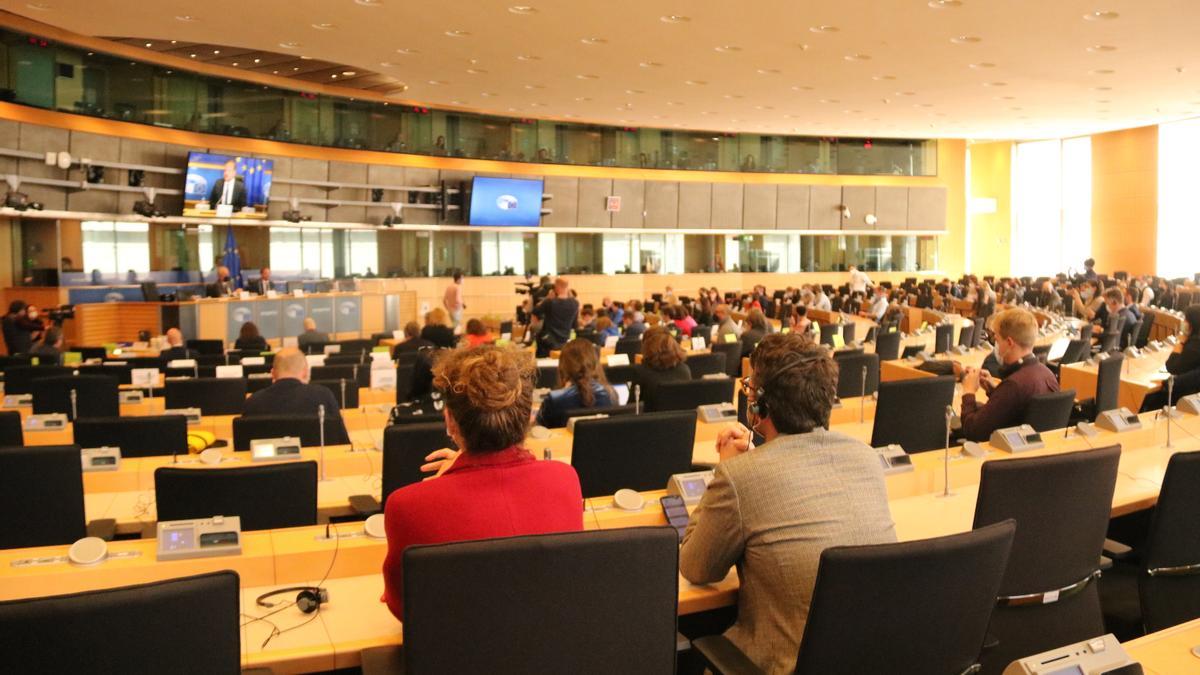 Una pantalla mostra al president de la Comissió del Parlament Europeu sobre Pegasus, Jeroen Lenaers, a les dependències de la cambra europea Natàlia Segura