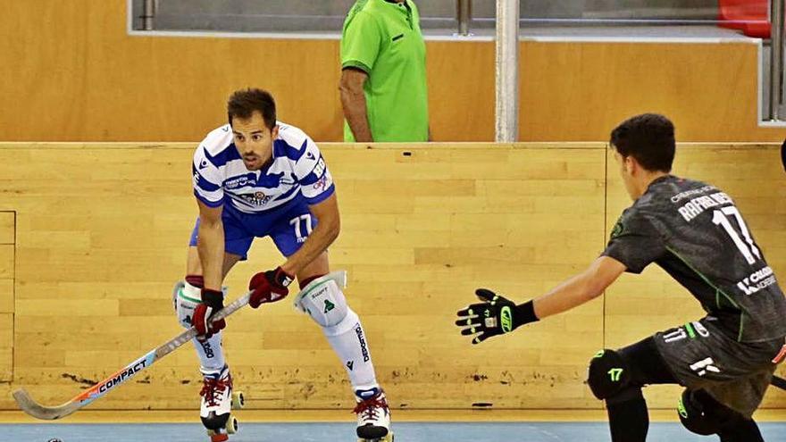 Adroher con la bola en el amistoso contra el Valongo en Riazor.