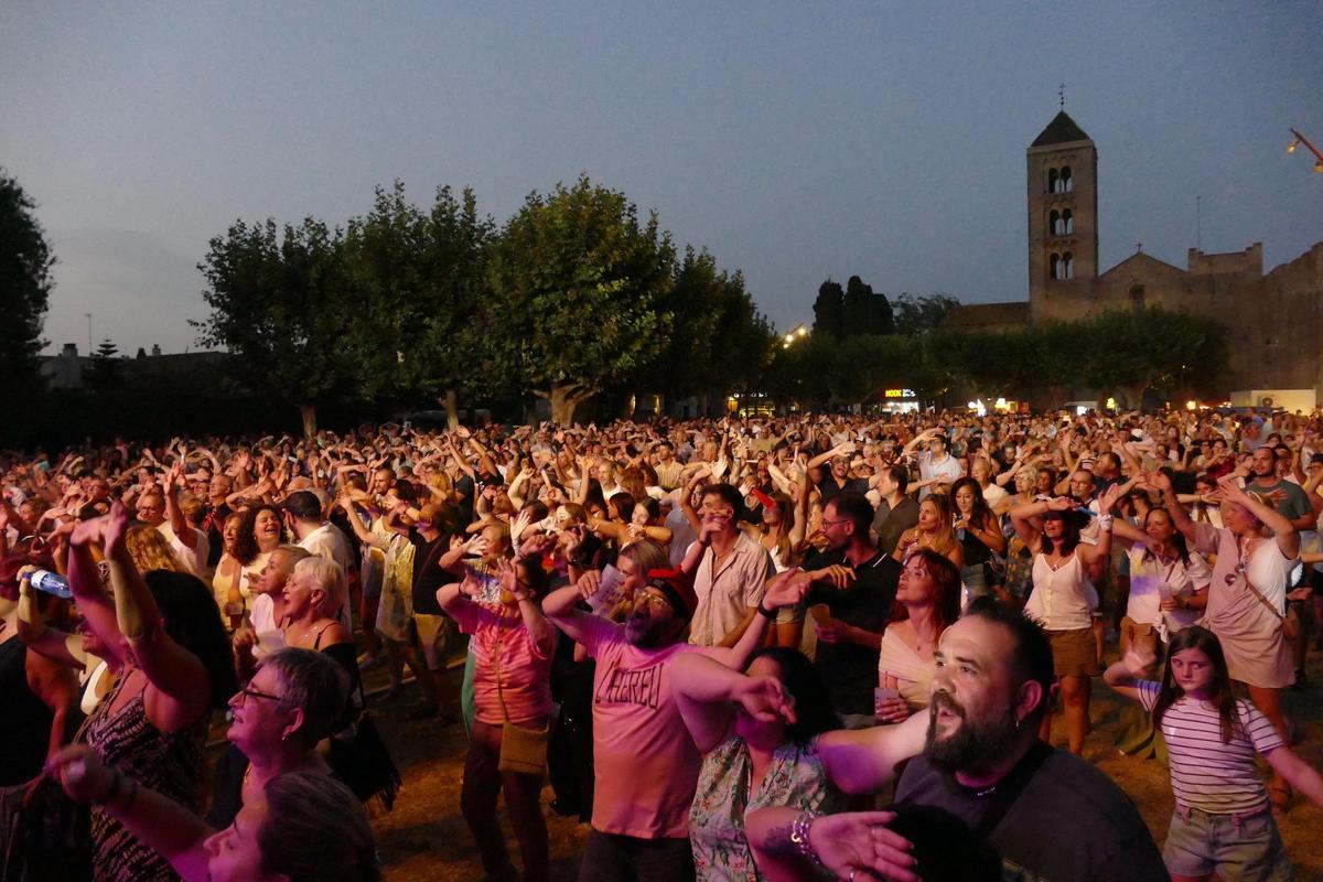 EN IMATGES | L’Orquestra Di-Versiones i Els Catarres captiven milers de persones a la tercera Bertranada Fest