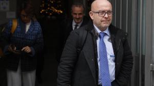El abogado de Puigdemont, Gonzalo Boye llega a la Audiencia Nacional arropado por dirigentes de Junts