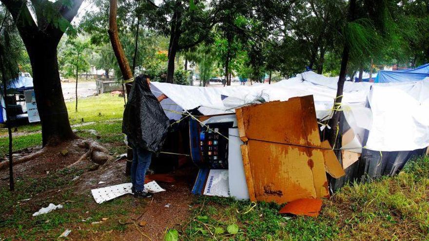 Iota entra en Honduras debilitada pero con bandas de lluvias