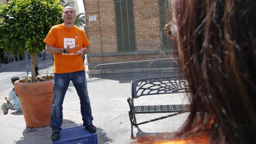 Tomás Mestre, sobre una caja de fruta, explicando sus propuestas electorales en la plaza del Mercado Central de Alicante