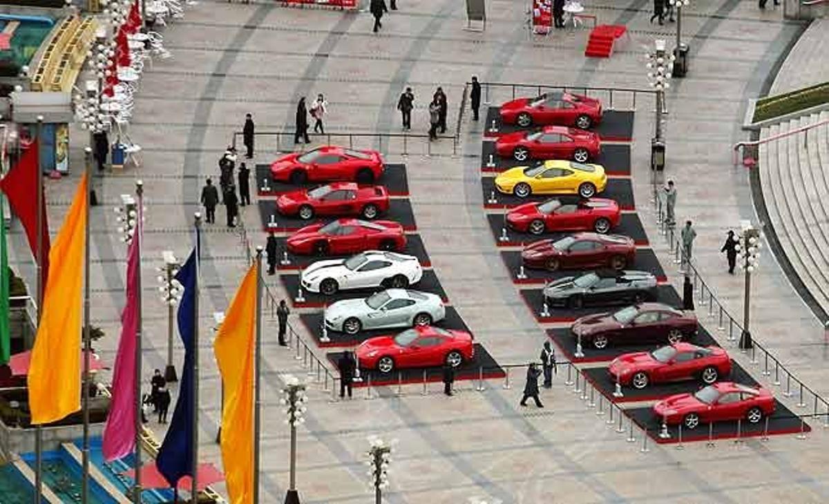 Cotxes de Ferrari exposats durant l’exhibició per celebrar la venda del cotxe 999 a la Xina entre el 2004 i el 2010.
