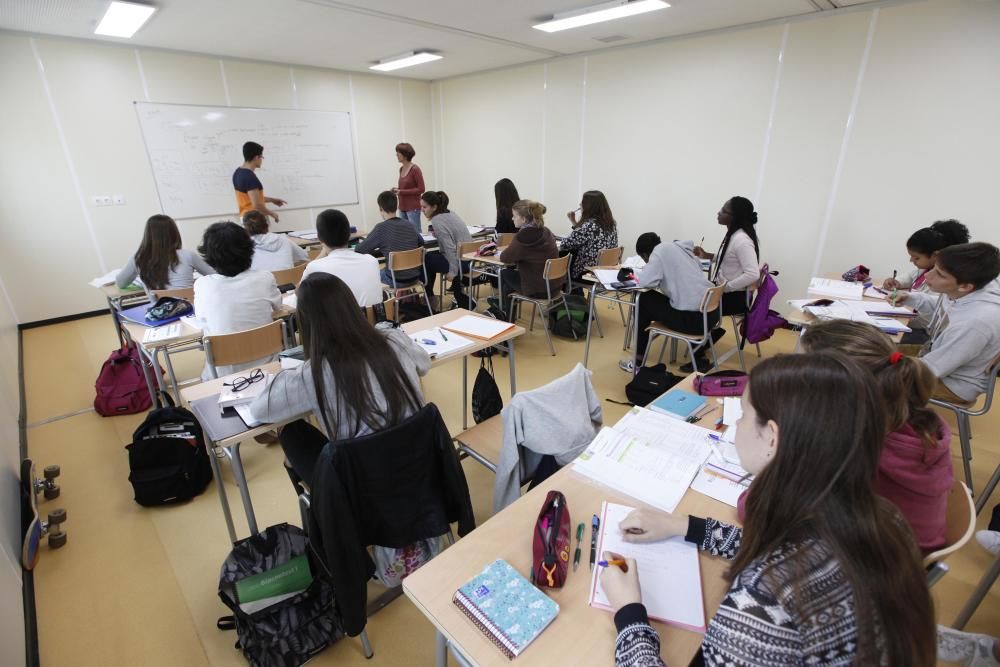 L'alumnat de l'institut Pla de l'Estany ja fa classes al barracó