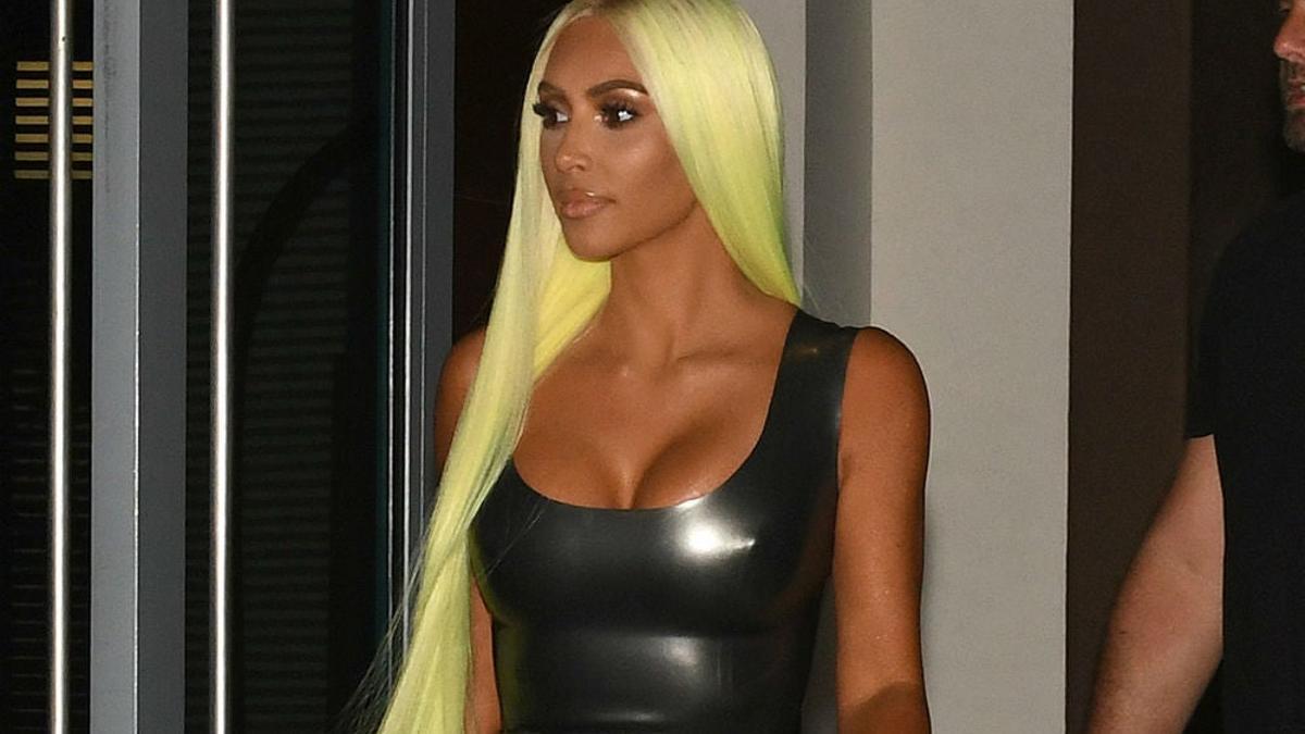 Kim Kardashian con el pelo amarillo flúor