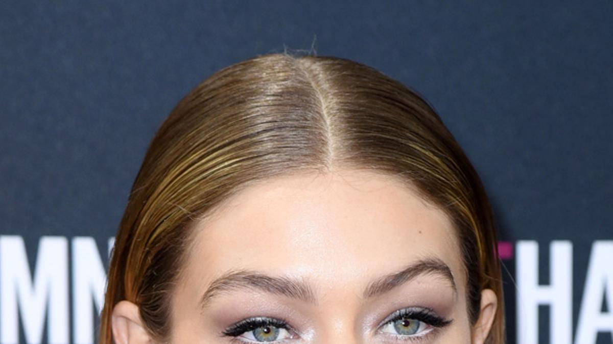 Gigi Hadid en 'total black' para Maybelline New York