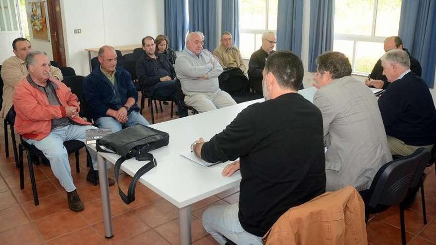 Reunión de ayer entre el alcalde, Demetrio Gómez y representantes de la mancomunidad de montes.