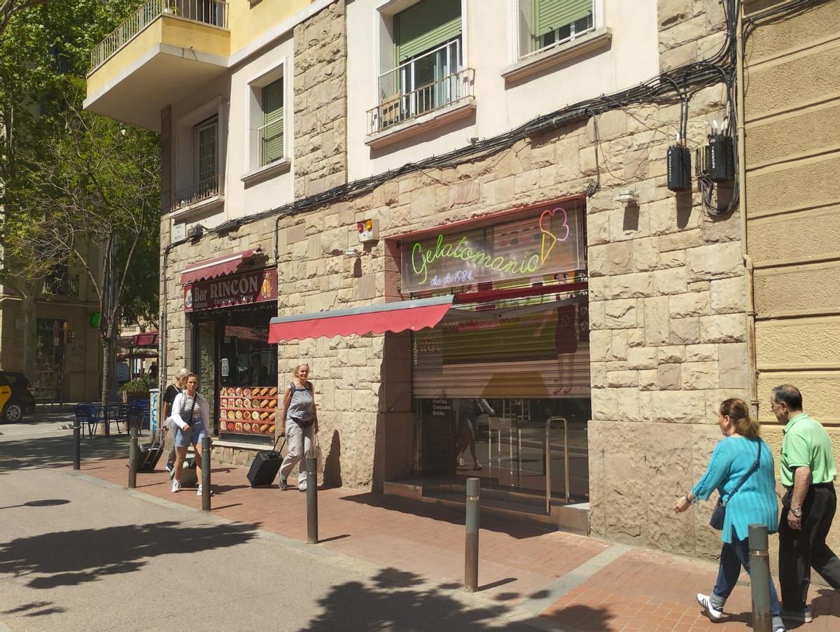 Heladería de la avenida Mistral que perdió todo el producto y este martes lo reponía para poder abrir antes.
