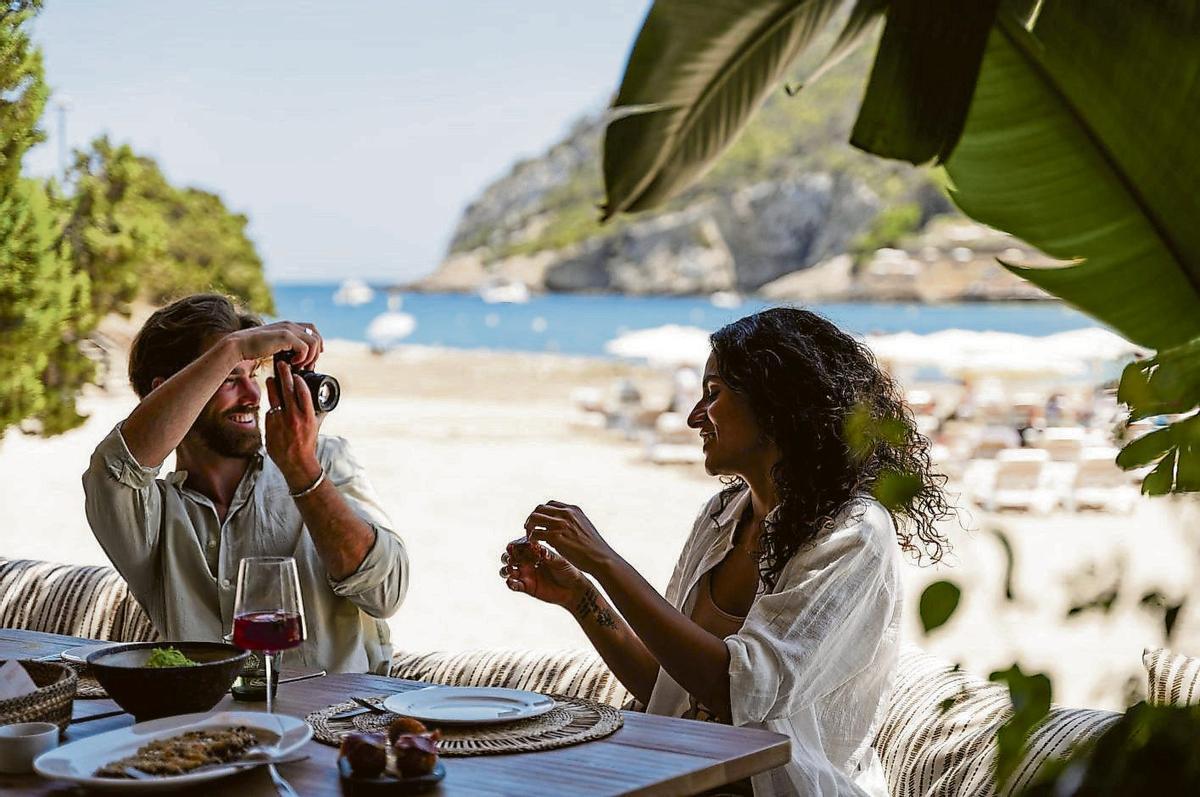 The restaurant invites guests to enjoy the beach without having to leave the table.