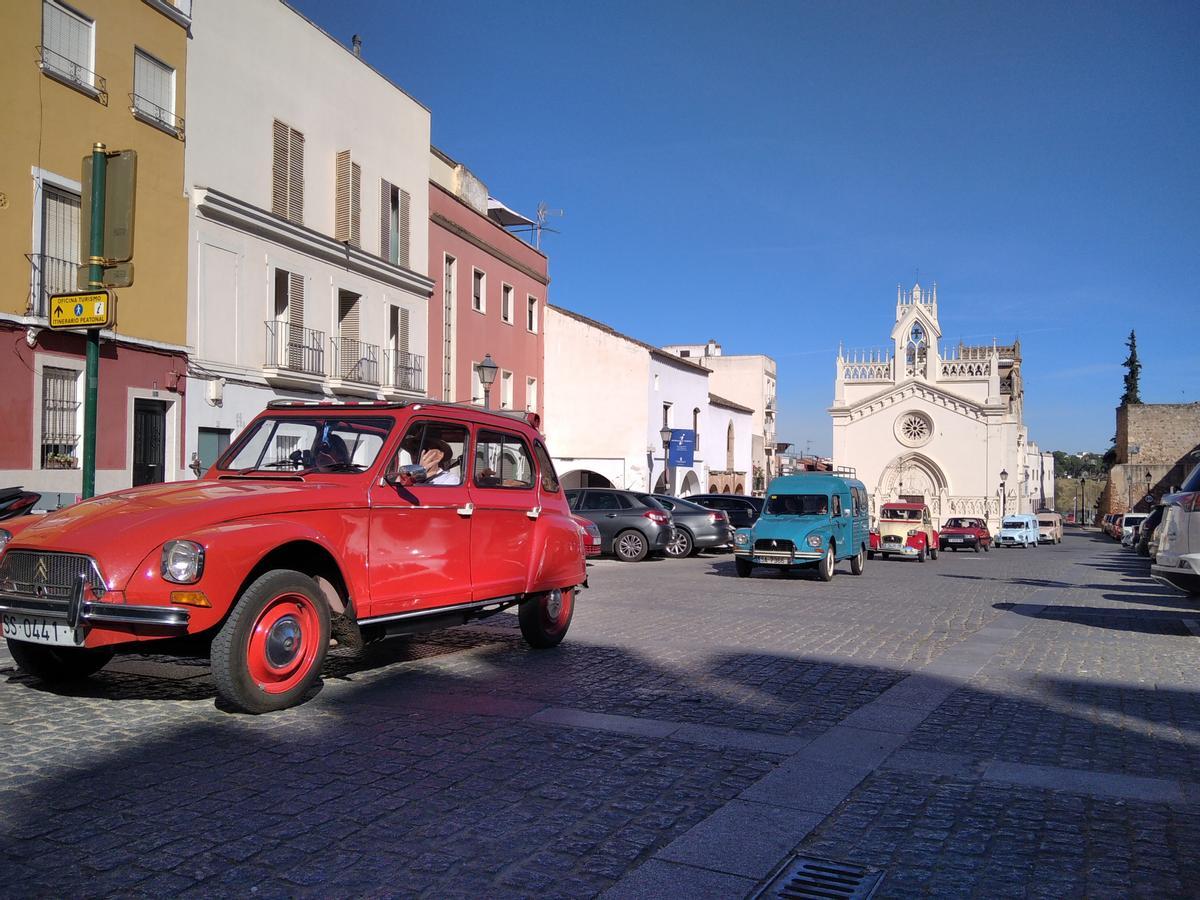 Los vehículo participantes, en la plaza de San José.