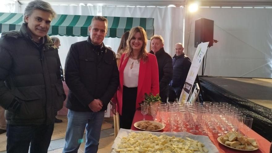 Desde la izquierda, Nando Agüeros, Marcelino Marcos Líndez y la alcaldesa de Ponga, Marta Alonso, ayer, en el certamen de Los Beyos.