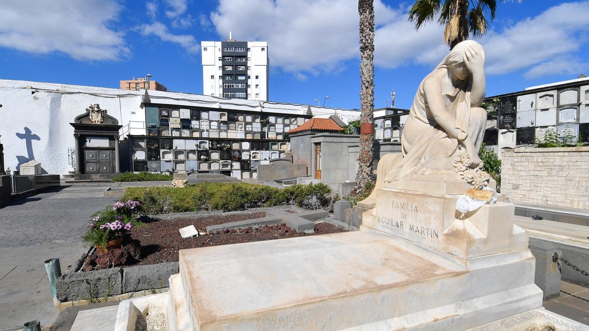 Tumbas en el cementerio de Vegueta.