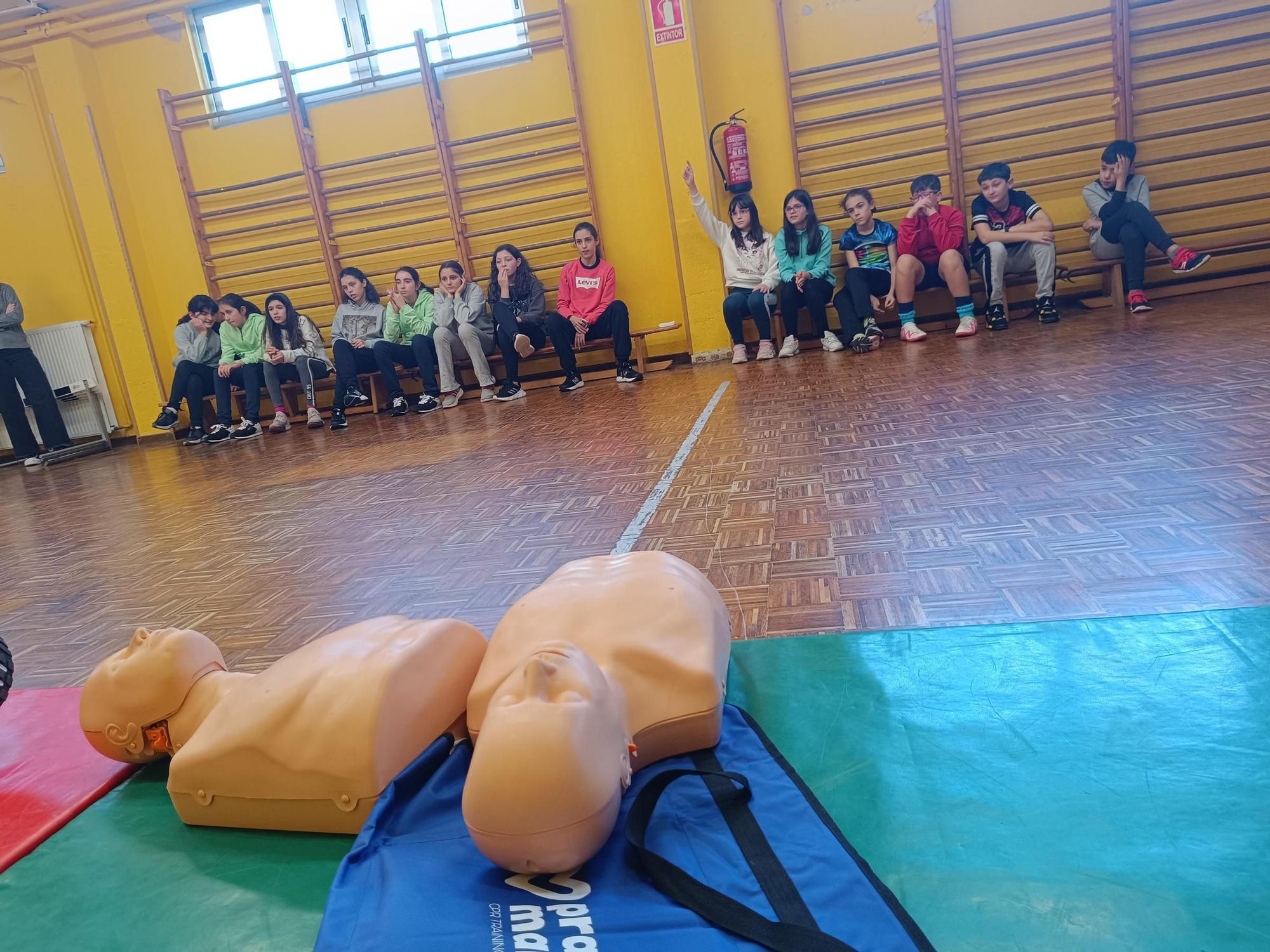 Los niños del José de Calasanz, en Llanera, aprenden a salvar vidas