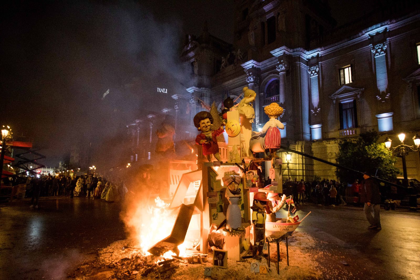 Así ha ardido la falla infantil municipal en València