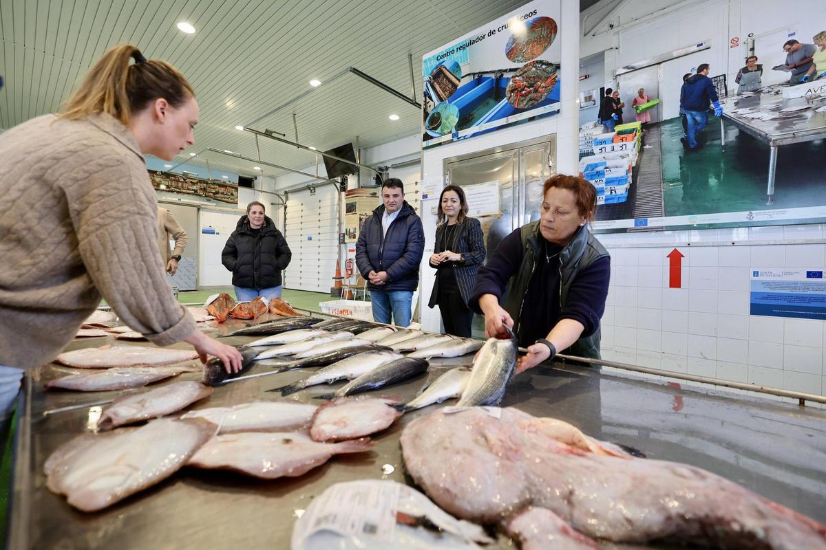 Subasta de pescado en la lonja del puerto de Laxe.