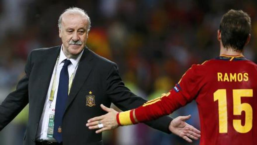 Del Bosque da la mano a Ramos en un partido de la selección.