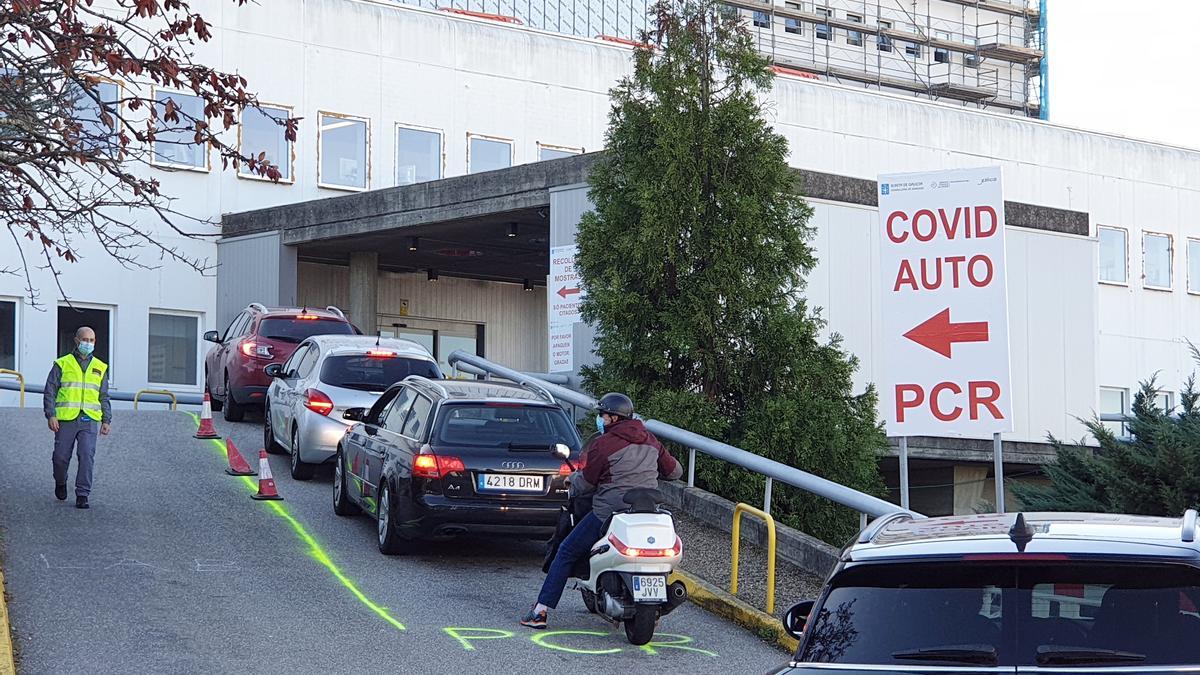 Usuarios del centro de salud de Sárdoma hacen cola para el cribado en el Covid Auto del Meixoeiro.