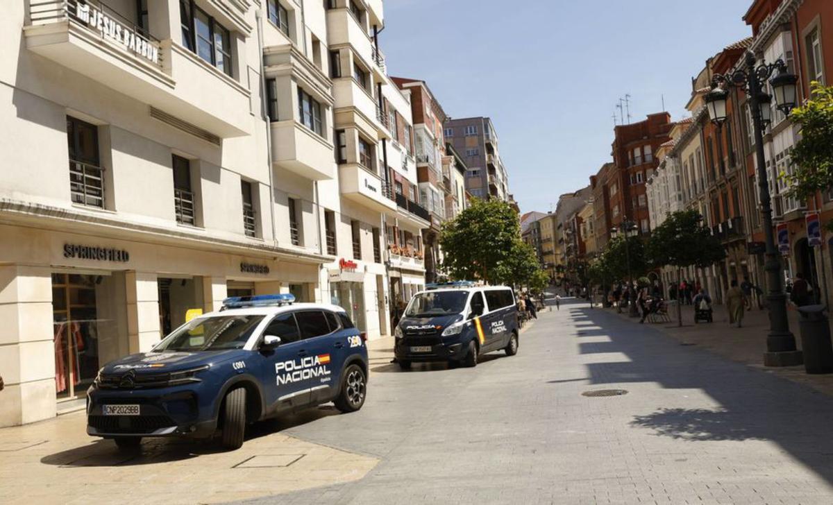 Dos vehículos de la Policía Nacional en la calle La Cámara de Avilés.