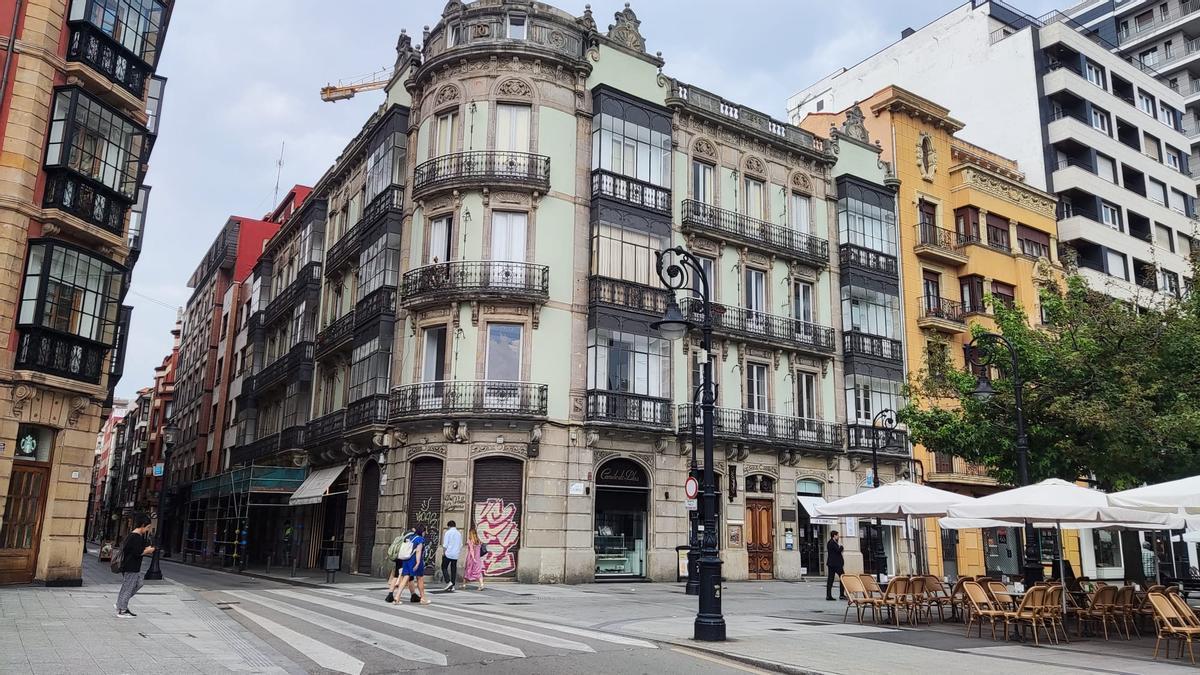 La esquina noble del edificio de la calle Covadonga número 24. | S. F. L.