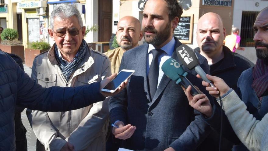 Pérez, durante una comparecencia ante los medios, acompañado por Gálvez y Brenes.