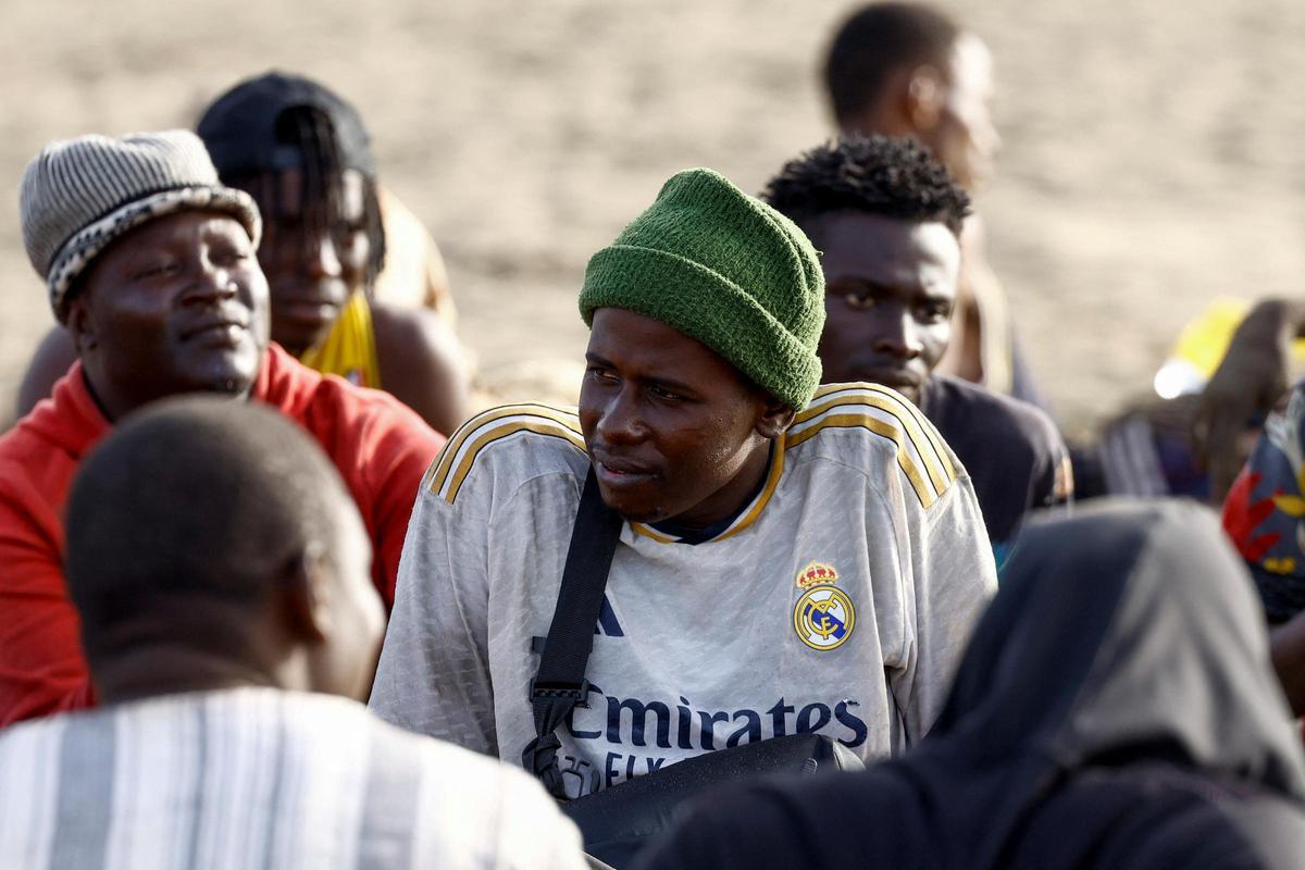 La llegada de un cayuco con 66 migrantes a la playa de Las Burras en Gran Canaria, en imágenes. La embarcación ha alcanzado el arenal por sus propios medios con unos 66 migrantes a bordo, entre ellos un bebé ante la mirada de bañistas.
