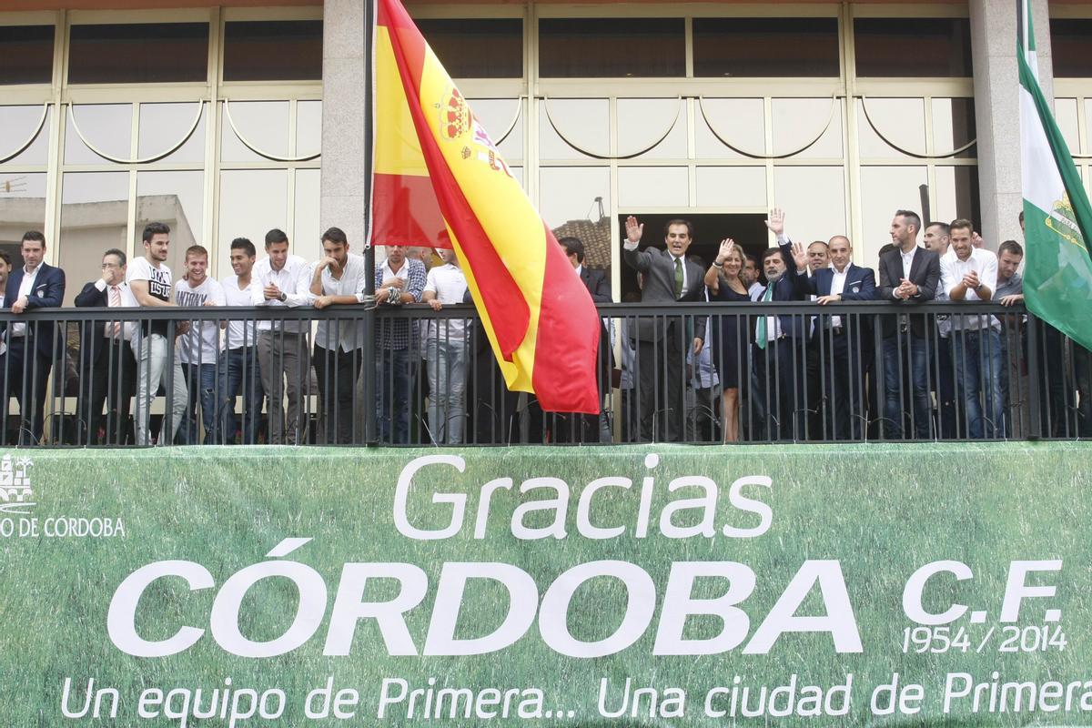 El Cordoba CF en la recepción del Ayuntamiento tras el ascenso a Primera División en 2014.