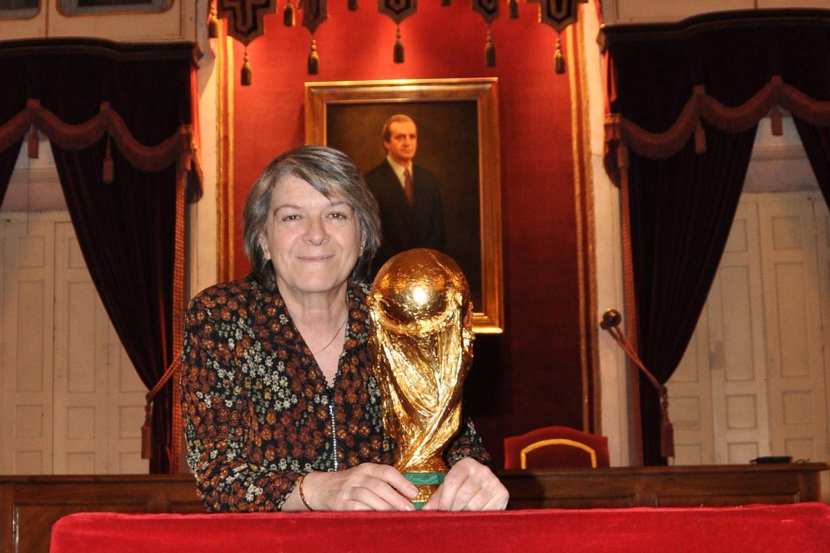 Pilar Navío posa con la réplica de la Copa del Mundo