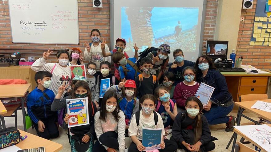 Las cigüeñas de Tudela &#039;reciben&#039; cada día a los alumnos del CEIP Frián de Teis cuando entran en el aula.