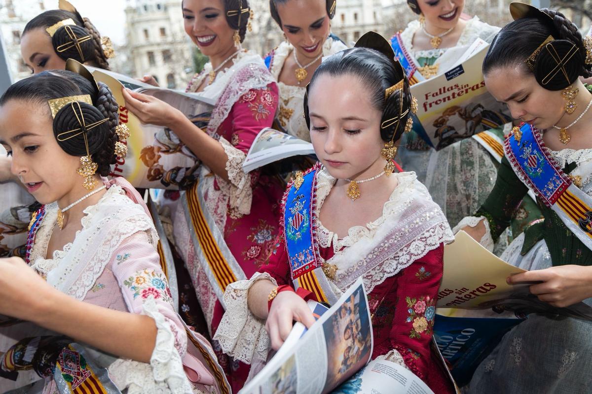 El Extra de Fallas de Levante-EMV llega al balcón del Ayuntamiento
