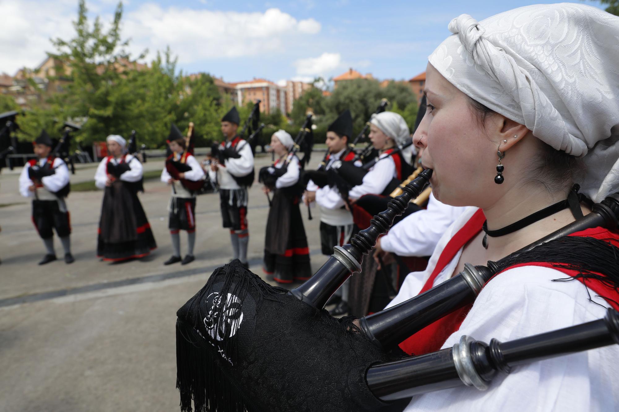 Viesques celebra con gaitas sus fiestas