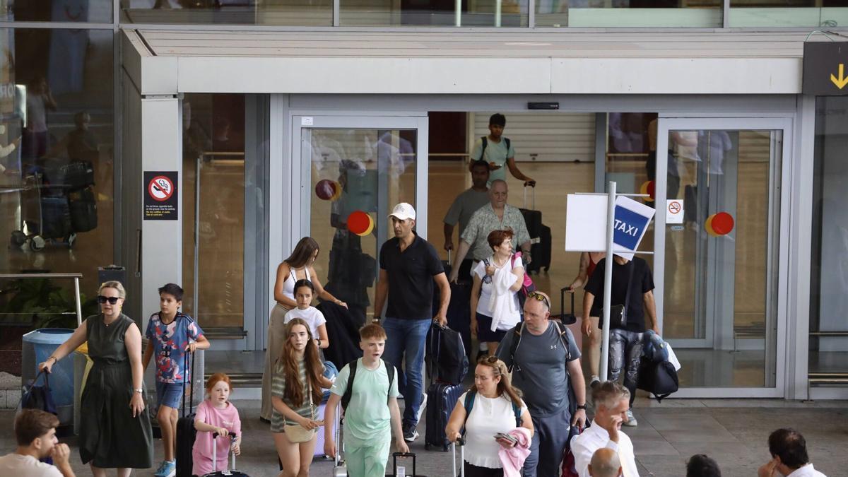 Operación salida vacacional en el Aeropuerto de la capital