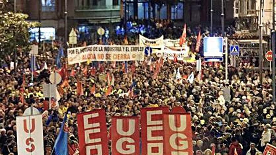 Manifestación en favor del mantenimiento del empleo en la factoría de aluminio de Avilés. 