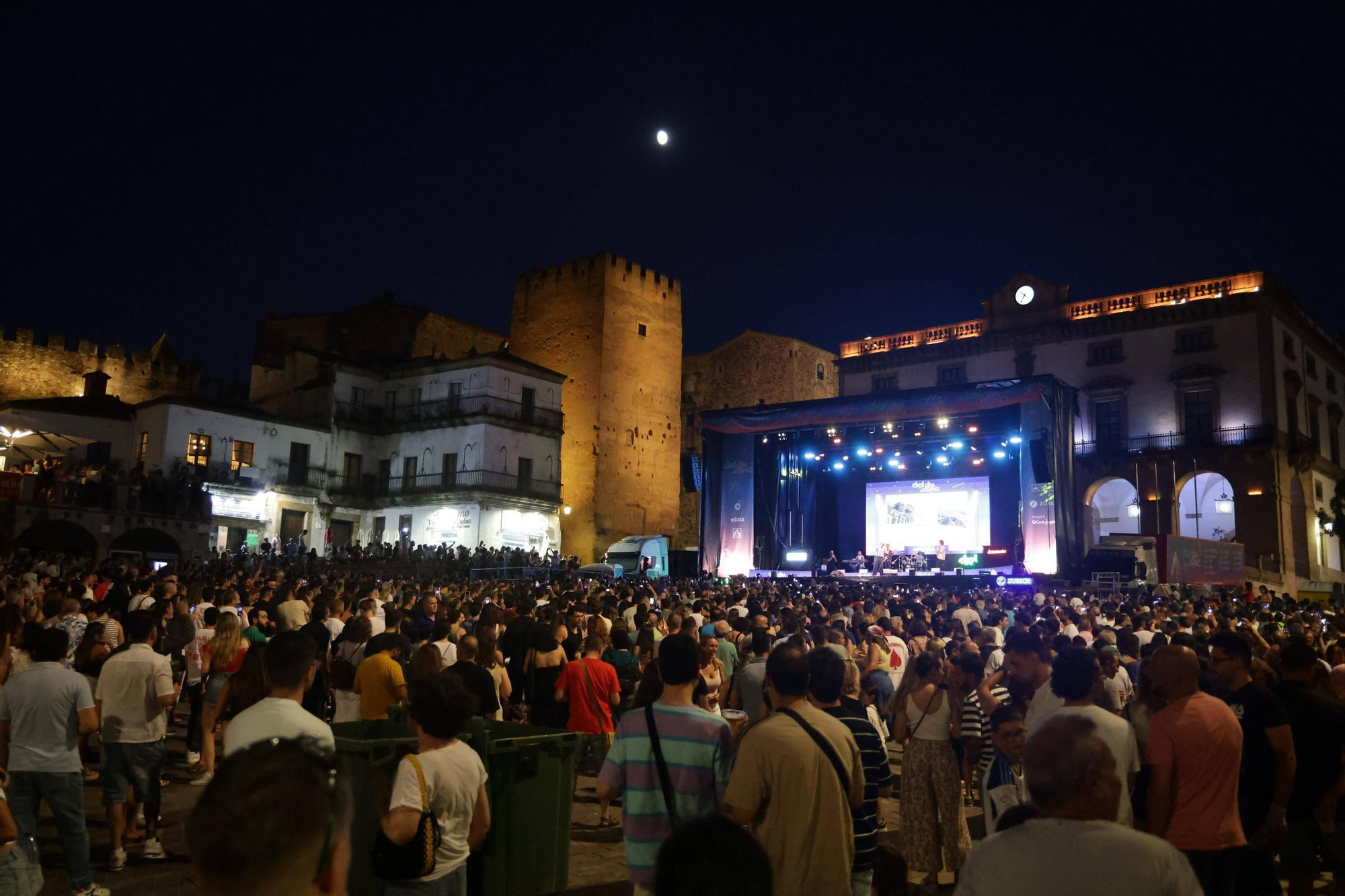 Así fueron los conciertos de este domingo en la plaza Mayor de Cáceres