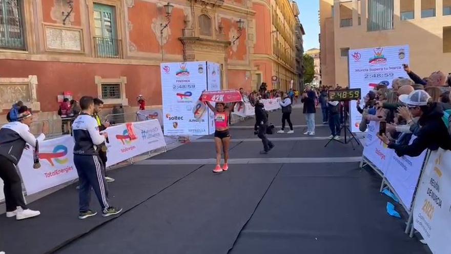 La llegada de la ganadora, por segundo año consecutivo, a la meta del TotalEnergies Maratón Costa Cálida